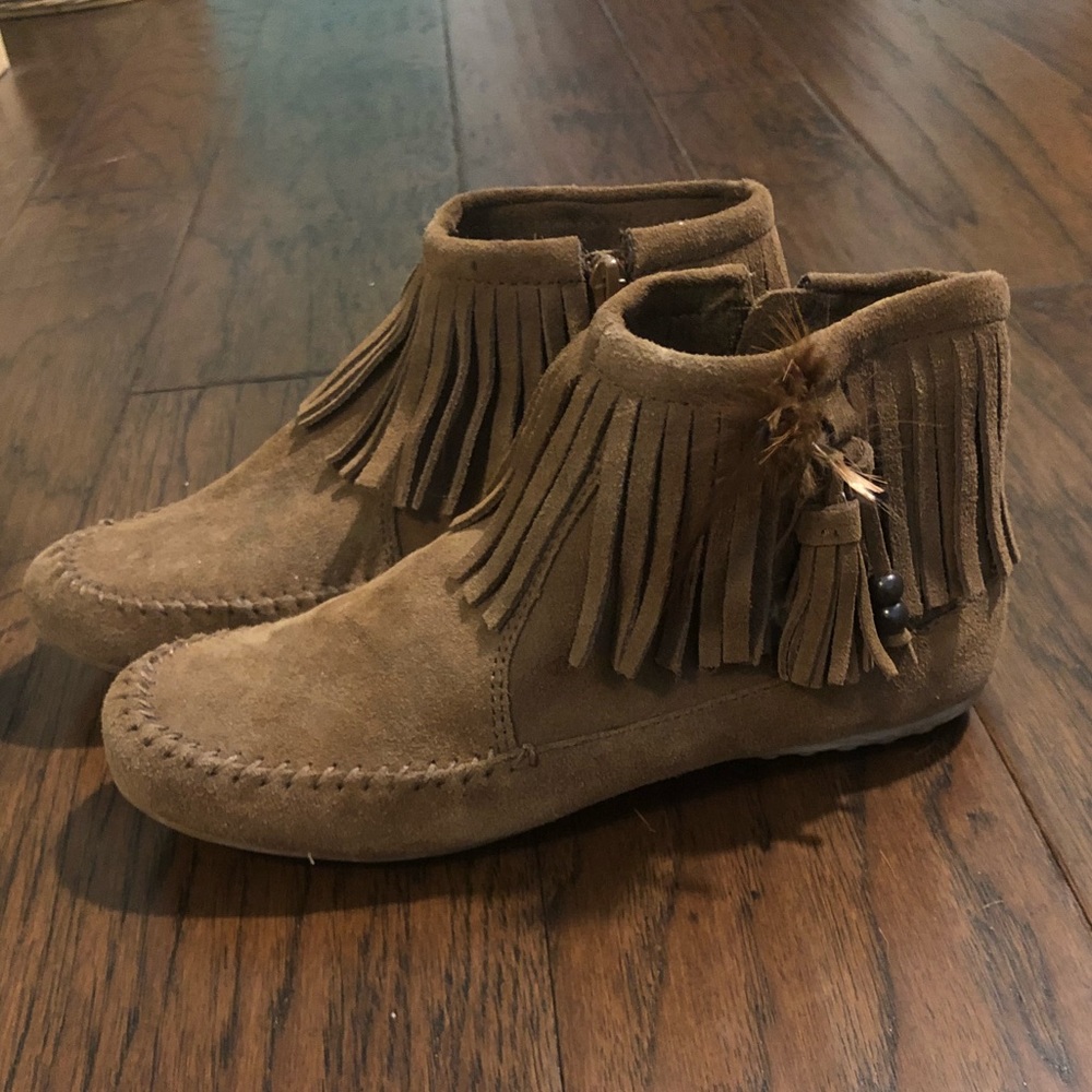 minnetonka fringe short boots